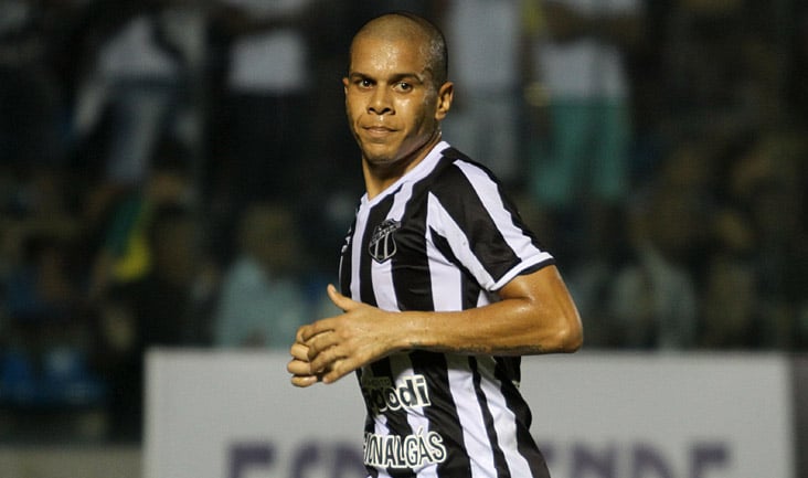 Com boa atuação na estreia, Fernandinho garante evolução