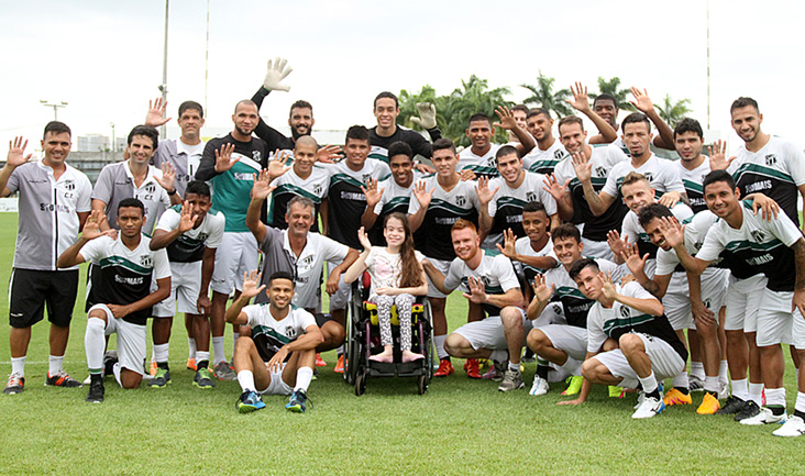 Elenco alvinegro recebeu a visita da jovem Isabelly Freire