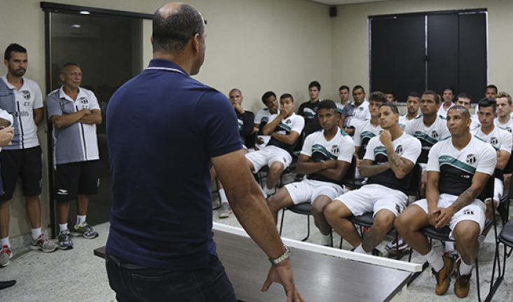 Técnico Sérgio Soares conversa com elenco alvinegro: “Meu treino é intenso, meu time é mais ainda”