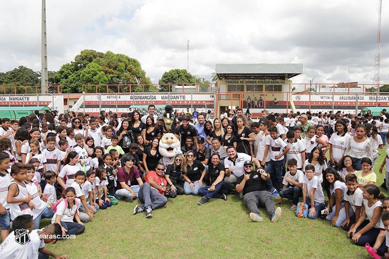 “Vovô vai à Escola" reuniu mais de 600 crianças no Estádio Municipal de Caucaia