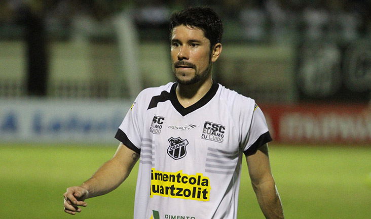 “É preciso entrar ligado no jogo”, garante o volante Ricardinho
