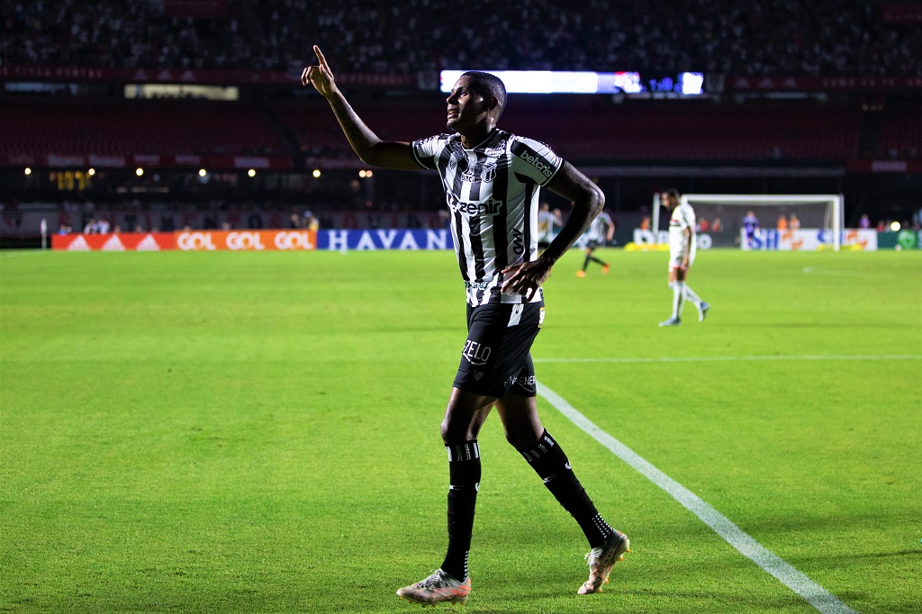 Com direito a gol na partida em que chegou à marca, Cléber completa 100 jogos com a camisa do Ceará e celebra o feito