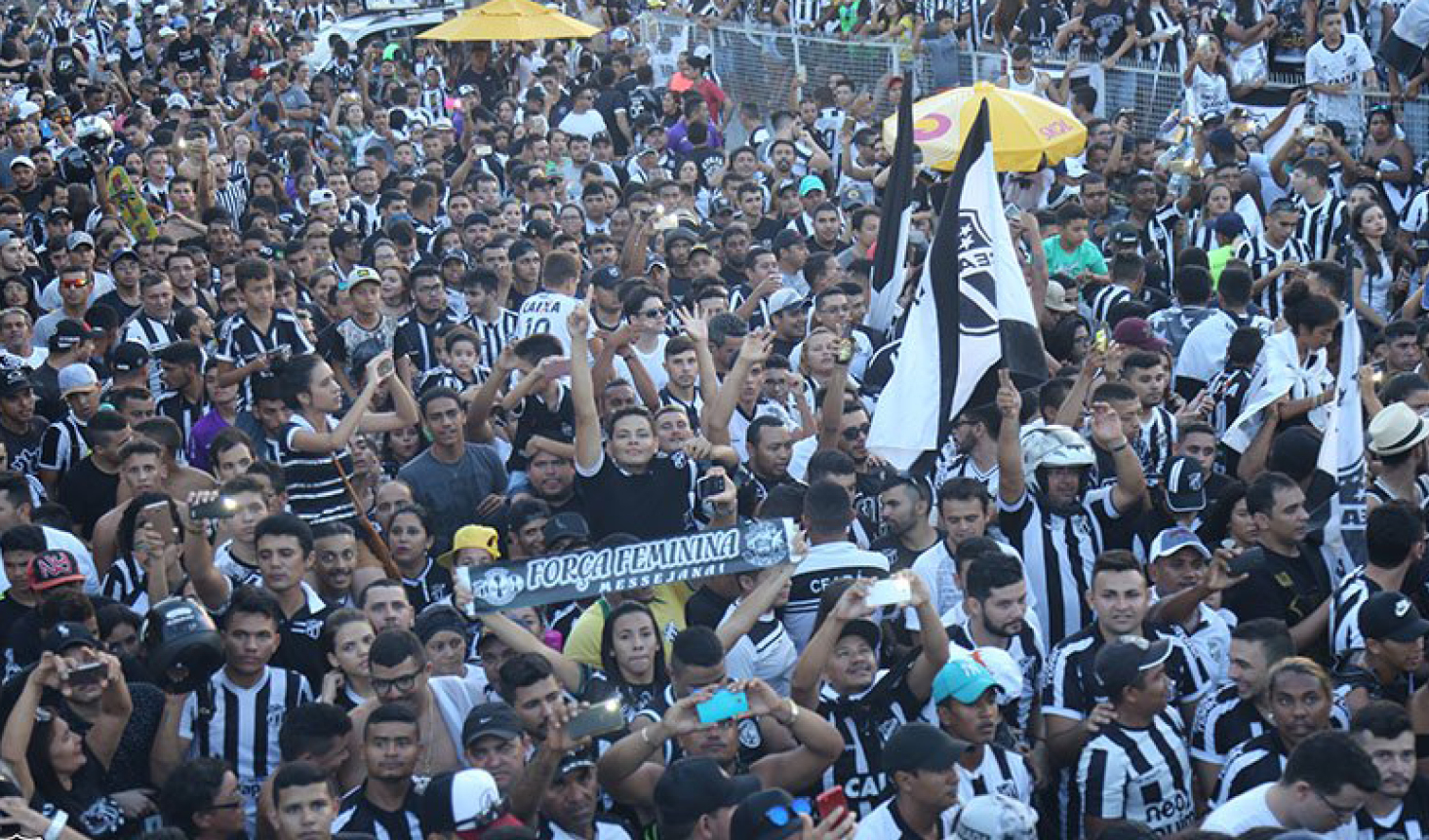 Após acesso, torcida lota aeroporto e faz festa no desembarque da delegação alvinegra