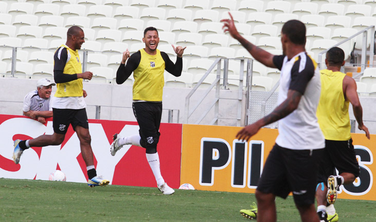 Em clima de descontração, jogadores do Ceará encerraram os preparativos