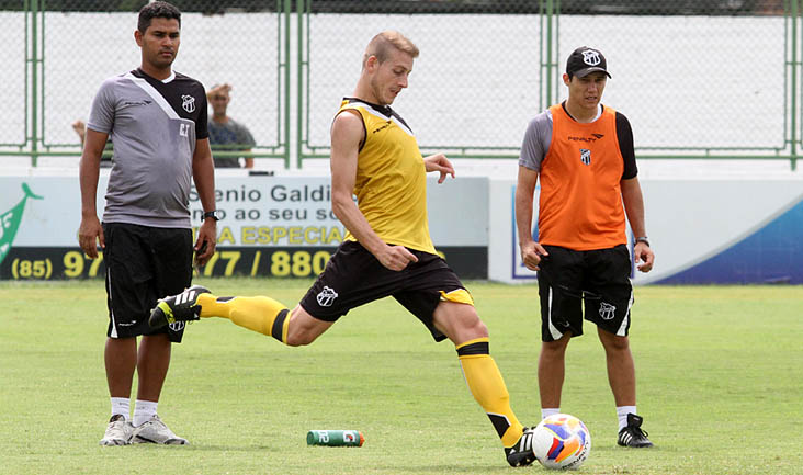 Dado Cavalcanti comandou treino técnico e encerrou preparação