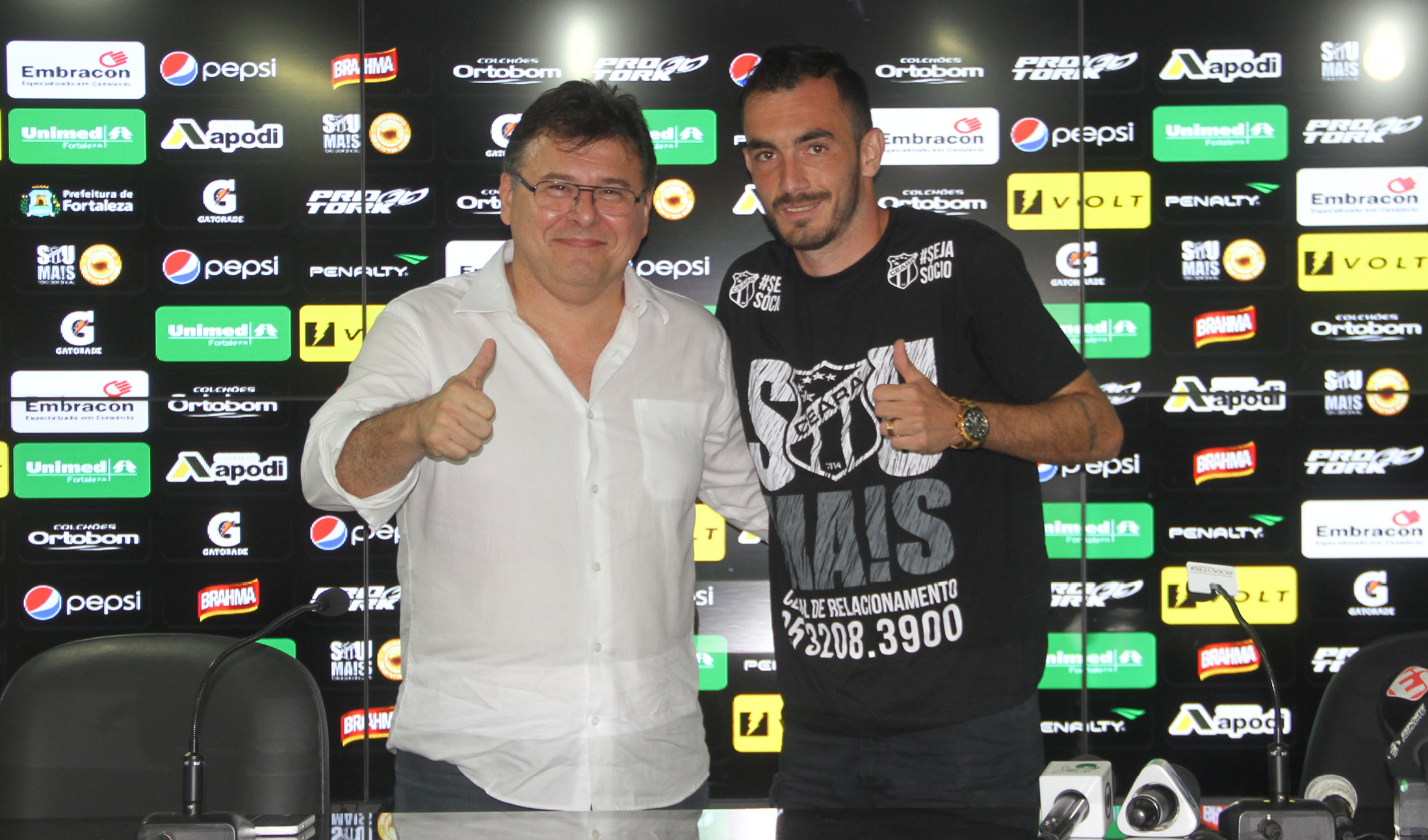 Em coletiva de imprensa, lateral-direito Eduardo é apresentado em Porangabuçu