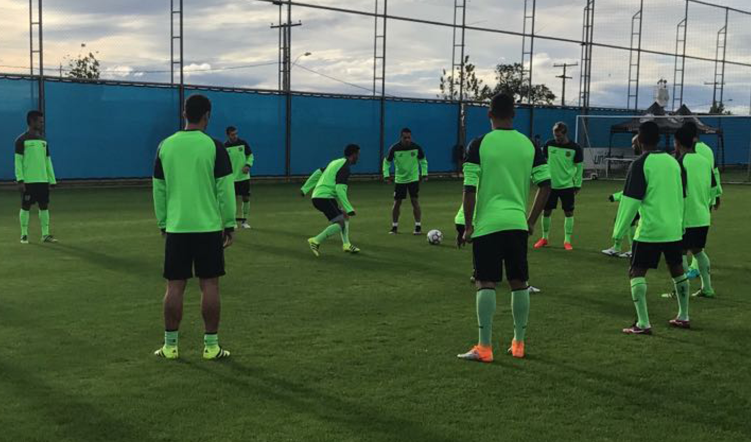 Técnico Givanildo Oliveira comandou treino coletivo no CT do Grêmio