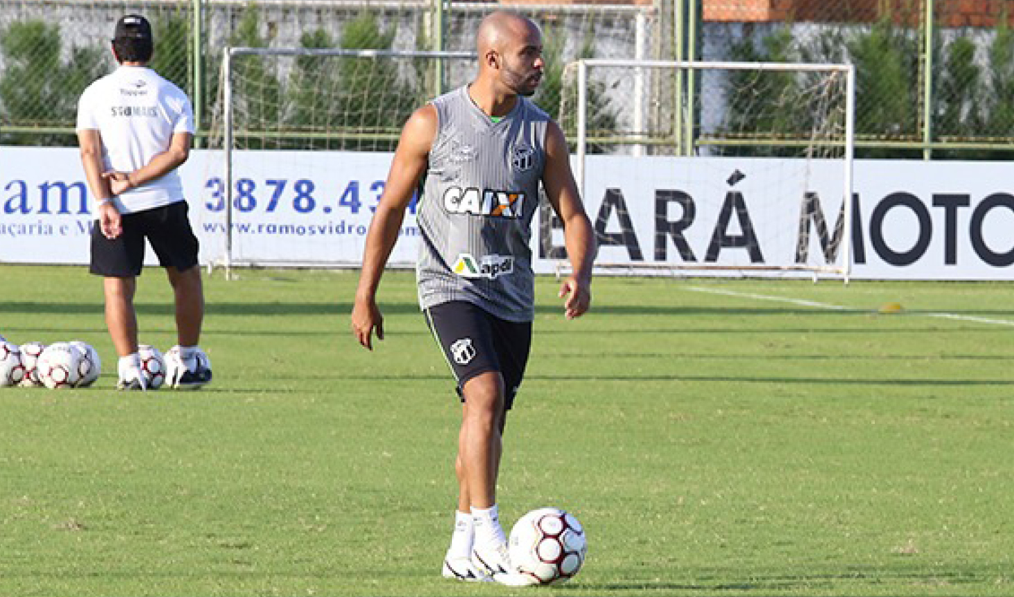 Marcelo Chamusca comanda treino coletivo e testa várias formações