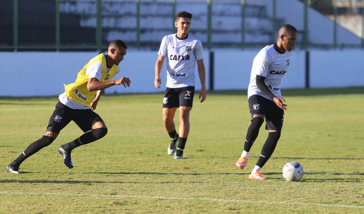 Grupo especial da Fares Lopes realiza treino apronto para partida contra o Caucaia