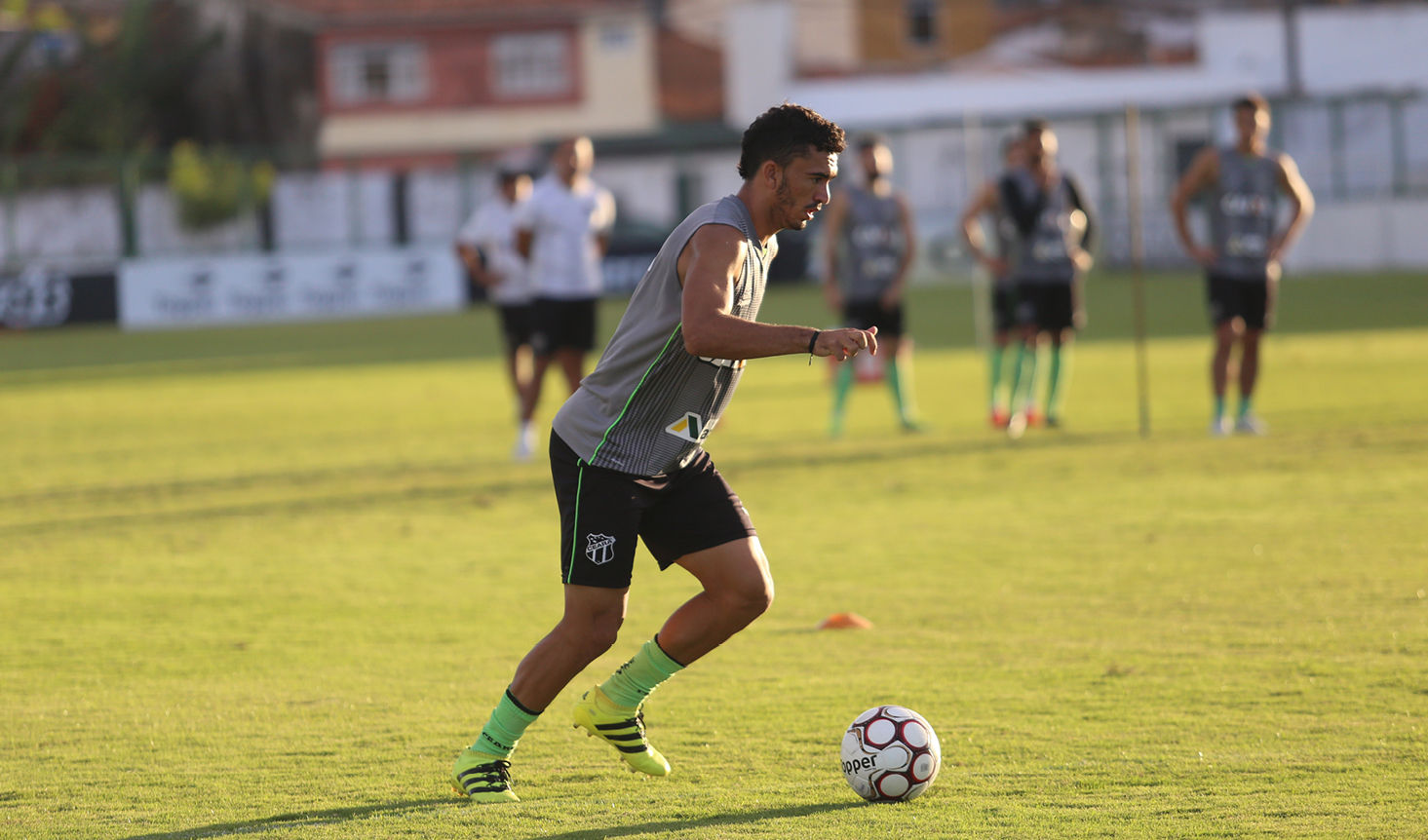 Marcelo Chamusca comanda treino de finalizações no Vovozão