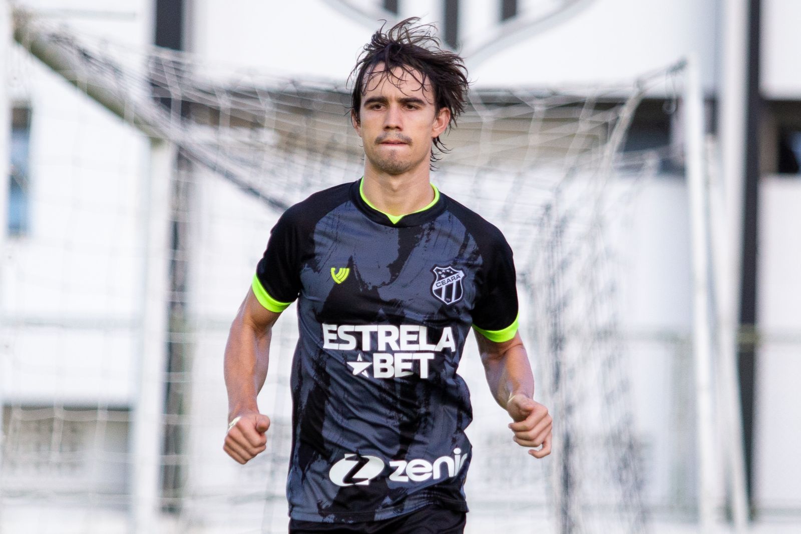 Volante Zé Ricardo reduz tempo de recuperação e já treina com o restante do elenco